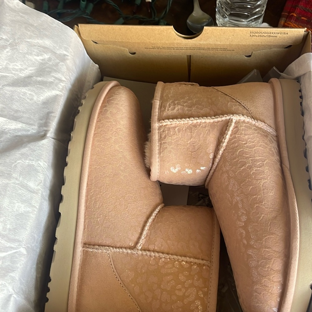 Ugg Classic Mini Snow Leopard Boot Size 8 Pink Metallic Glitter NIB